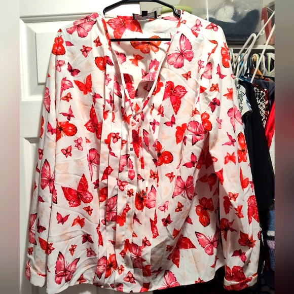 Jones New York Tops - Jones New York Collection women's v-neck Pink butterfly blouse, size 12